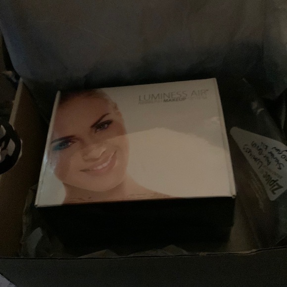Luminess Air airbrush makeup system brand New Sealed Box plus starter set - Picture 4 of 4